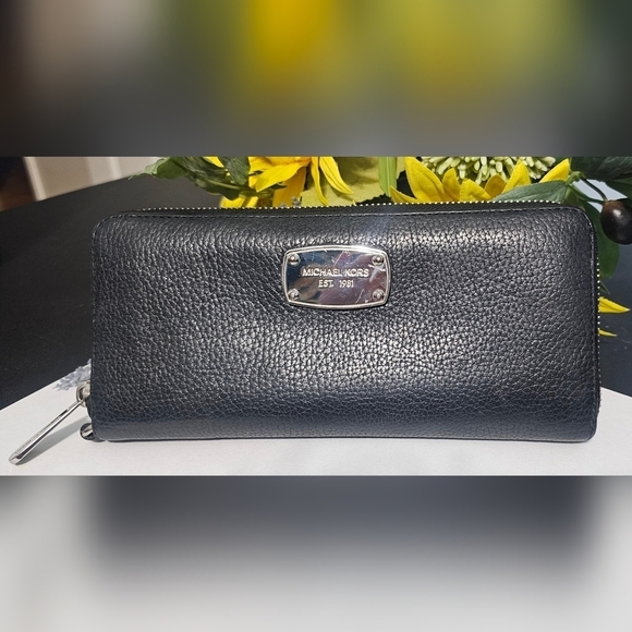 Michael Kors Large Leather Wallet - Picture 1 of 8